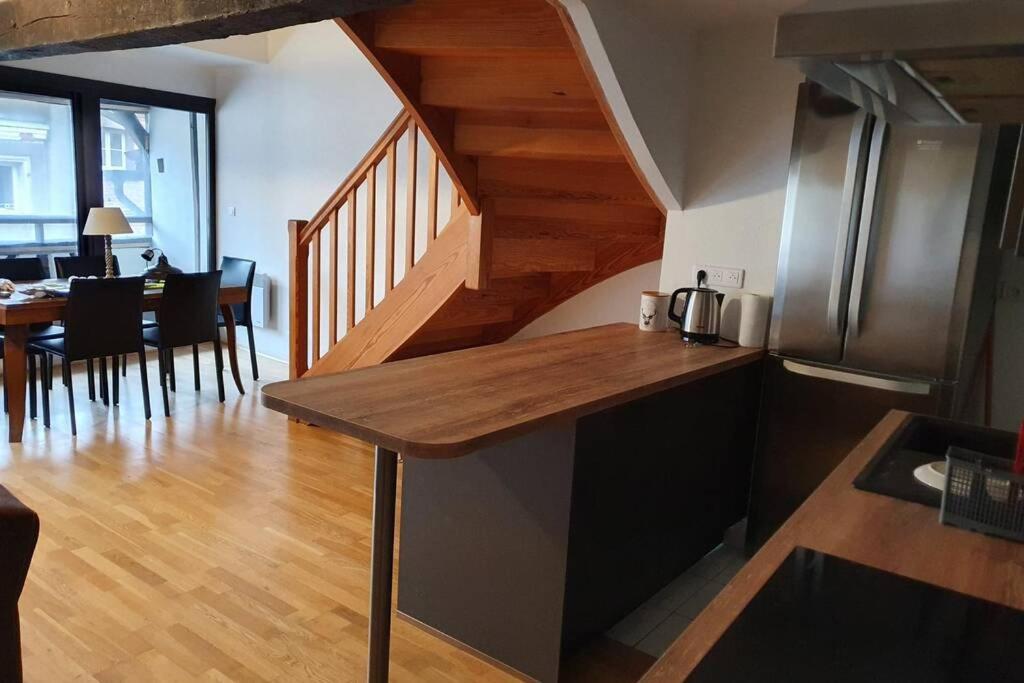 Appartement Exceptionnel 4 Etoiles Hyper Centre Albi 65 M2 Au 4Eme Etage Sans Ascenseur Avec Une Tour Du 12Eme Siecle Exterior photo